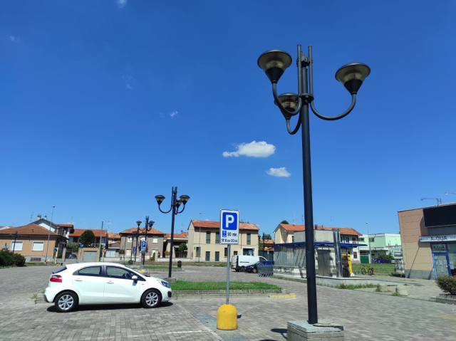 Piazzale UNES : Sistemata anomalia nell'impianto di illuminazione pubblica
